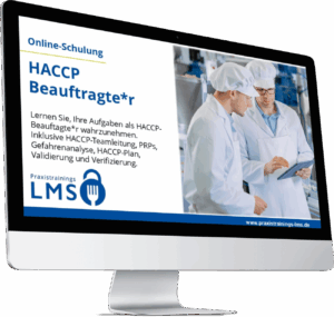 Monitor mit Schulung „HACCP Beauftragte*r“ von Praxistrainings LMS, daneben zwei Mitarbeitende in Hygienekleidung mit Tablet in einer Produktionshalle.