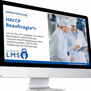 Monitor mit Schulung „HACCP Beauftragte*r“ von Praxistrainings LMS, daneben zwei Mitarbeitende in Hygienekleidung mit Tablet in einer Produktionshalle.