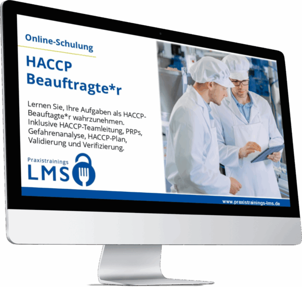 Monitor mit Schulung „HACCP Beauftragte*r“ von Praxistrainings LMS, daneben zwei Mitarbeitende in Hygienekleidung mit Tablet in einer Produktionshalle.