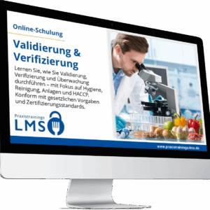 Monitor mit Schulung „Validierung & Verifizierung“ von Praxistrainings LMS, daneben ein Mitarbeiter am Mikroskop im Labor mit Lebensmitteln.