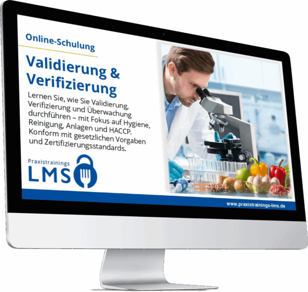 Monitor mit Schulung „Validierung & Verifizierung“ von Praxistrainings LMS, daneben ein Mitarbeiter am Mikroskop im Labor mit Lebensmitteln.
