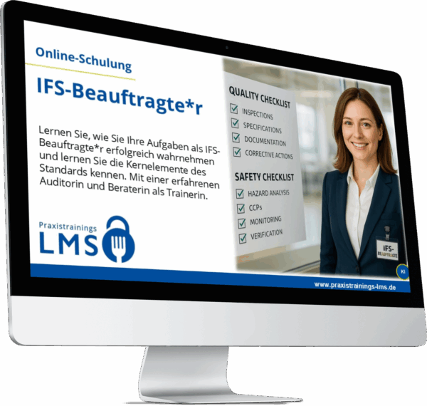 Monitor mit Schulung „IFS-Beauftragte*r“ von Praxistrainings LMS, daneben eine Frau im Anzug mit Namensschild vor einer IFS-Checkliste.