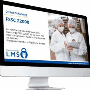 Monitor mit Schulung „FSSC 22000“ von Praxistrainings LMS, daneben zwei Mitarbeiterinnen in Hygienekleidung mit Klemmbrett in einer Lebensmittelproduktion.