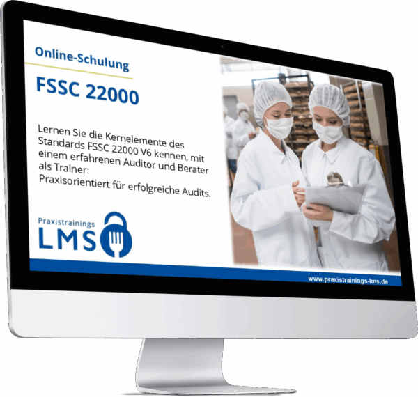 Monitor mit Schulung „FSSC 22000“ von Praxistrainings LMS, daneben zwei Mitarbeiterinnen in Hygienekleidung mit Klemmbrett in einer Lebensmittelproduktion.