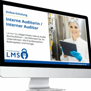 Monitor mit Schulung „Interne Auditorin / Interner Auditor“ von Praxistrainings LMS, daneben eine Mitarbeiterin in Hygienekleidung mit Tablet in der Produktion.