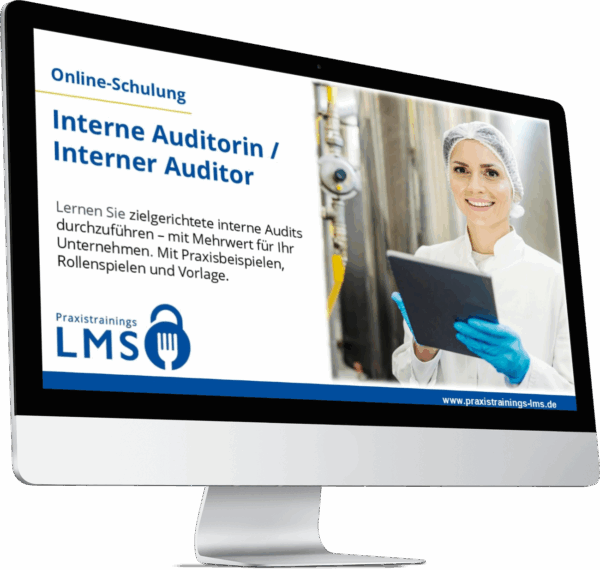 Monitor mit Schulung „Interne Auditorin / Interner Auditor“ von Praxistrainings LMS, daneben eine Mitarbeiterin in Hygienekleidung mit Tablet in der Produktion.