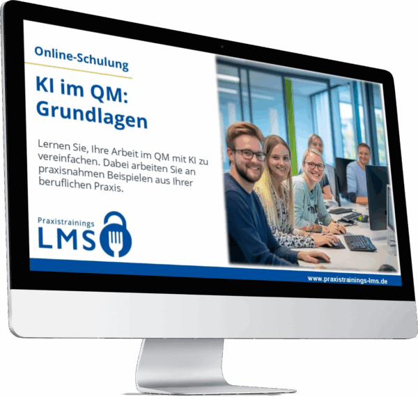 Monitor mit Schulung „KI im QM: Grundlagen“ von Praxistrainings LMS, daneben lächelnde Teilnehmende an Computern in einem Schulungsraum.