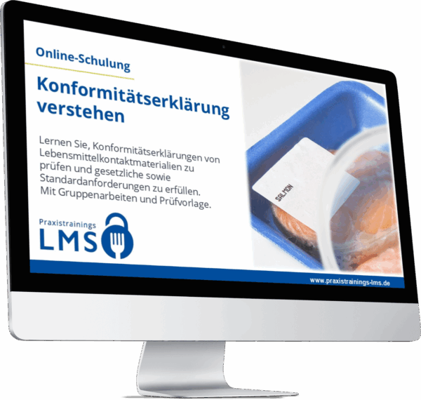 Monitor mit Schulung „Konformitätserklärung verstehen“ von Praxistrainings LMS, daneben eine verpackte Lachsportion mit Etikett unter einer Lupe.