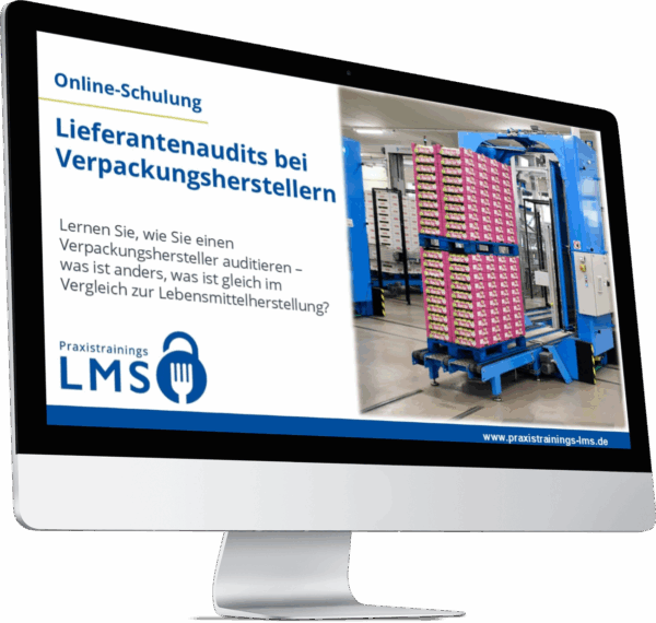 Monitor mit Schulung „Lieferantenaudits bei Verpackungsherstellern“ von Praxistrainings LMS, daneben ein automatisiertes Lagersystem mit Palettenstapeln in einer Verpackungsproduktion.