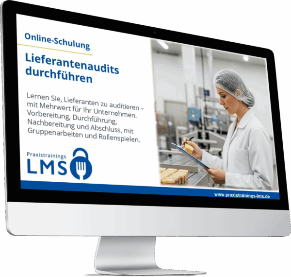 راقب التدريب على "إجراء عمليات تدقيق الموردين" من Praxistrainings LMS، بجوار موظف يحمل لوحة في منشأة إنتاج الأغذية.