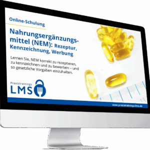 Monitor mit Schulung „Nahrungsergänzungsmittel (NEM): Rezeptierung“ von Praxistrainings LMS, daneben zahlreiche gelbe Kapseln, teilweise in einem Becherglas.