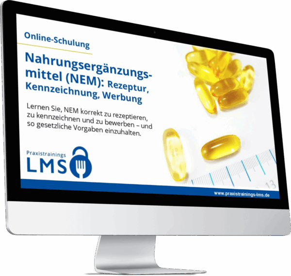 Monitor mit Schulung „Nahrungsergänzungsmittel (NEM): Rezeptierung“ von Praxistrainings LMS, daneben zahlreiche gelbe Kapseln, teilweise in einem Becherglas.