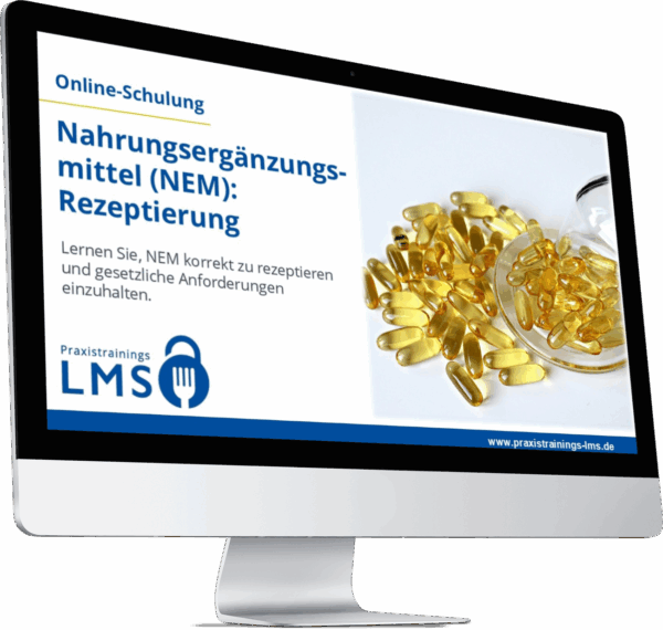 Monitor mit Schulung „Nahrungsergänzungsmittel (NEM): Rezeptierung“ von Praxistrainings LMS, daneben zahlreiche gelbe Kapseln, teilweise in einem Becherglas.