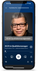 Podcast-Player auf einem Smartphone mit der Episode „#4 KI im Qualitätsmanagement“ aus „Food Safety First – Lebensmittelsicherheit“. Zu sehen ist das Cover mit einem Portraitfoto und der Schrift „KI im Qualitätsmanagement“.