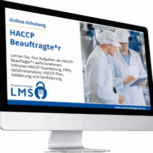 Monitor mit Schulung „HACCP Beauftragte*r“ von Praxistrainings LMS, daneben zwei Mitarbeitende in Hygienekleidung mit Tablet in einer Produktionshalle.