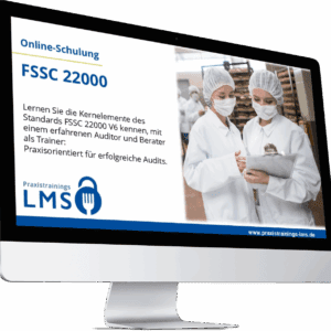 Monitor mit Schulung „FSSC 22000“ von Praxistrainings LMS, daneben zwei Mitarbeiterinnen in Hygienekleidung mit Klemmbrett in einer Lebensmittelproduktion.