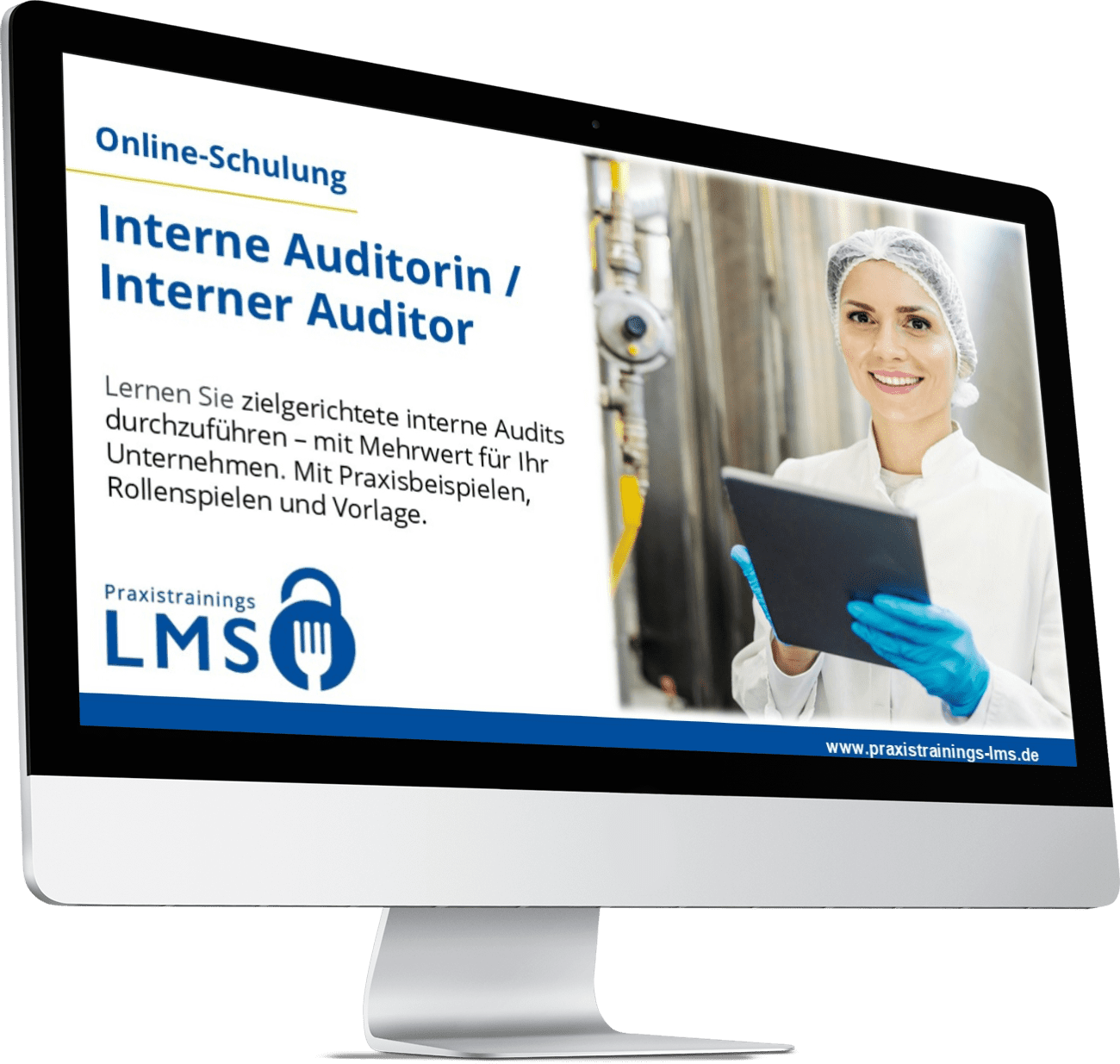 Monitor mit Schulung „Interne Auditorin / Interner Auditor“ von Praxistrainings LMS, daneben eine Mitarbeiterin in Hygienekleidung mit Tablet in der Produktion.
