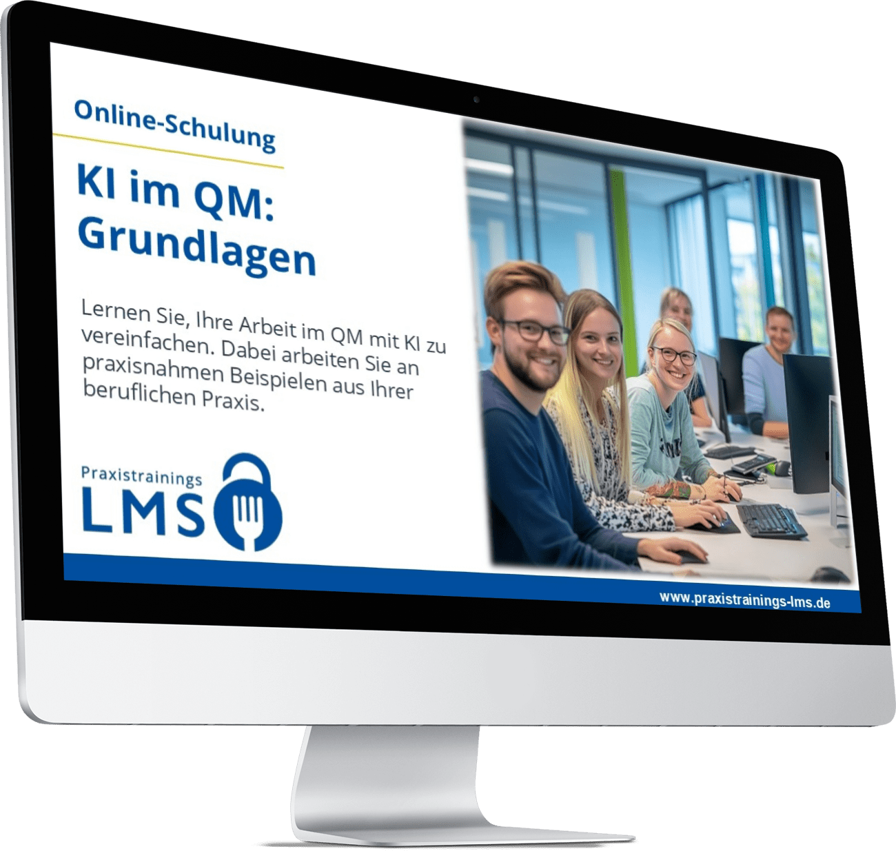 Monitor mit Schulung „KI im QM: Grundlagen“ von Praxistrainings LMS, daneben lächelnde Teilnehmende an Computern in einem Schulungsraum.