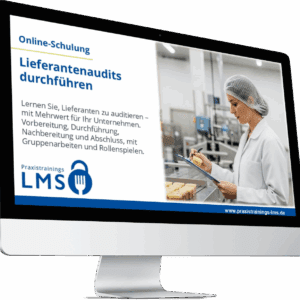 Monitor mit Schulung „Lieferantenaudits durchführen“ von Praxistrainings LMS, daneben eine Mitarbeiterin mit Klemmbrett in einer Lebensmittelproduktion.