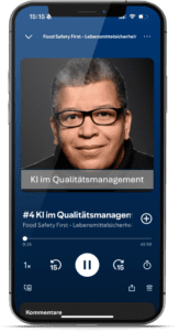 Podcast-Player auf einem Smartphone mit der Episode „#4 KI im Qualitätsmanagement“ aus „Food Safety First – Lebensmittelsicherheit“. Zu sehen ist das Cover mit einem Portraitfoto und der Schrift „KI im Qualitätsmanagement“.