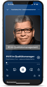 Podcast-Player auf einem Smartphone mit der Episode „#4 KI im Qualitätsmanagement“ aus „Food Safety First – Lebensmittelsicherheit“. Zu sehen ist das Cover mit einem Portraitfoto und der Schrift „KI im Qualitätsmanagement“.